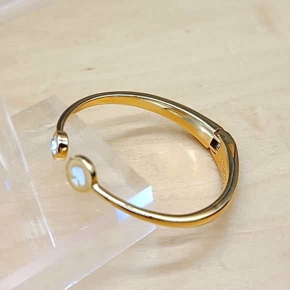 Kate Spade "SPOT THE SPADE โ ๏ธ " Gold Hinged Bangle w Inset Swarovski Crystal! - Picture 11 of 13